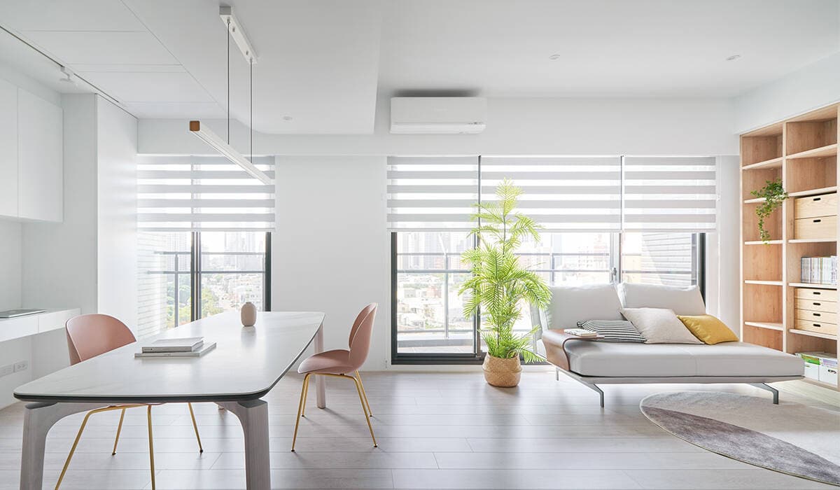 Căn hộ 102m2 của gia đình vợ chồng bác sĩ, sử dụng đến 80% màu trắng trong nội thất