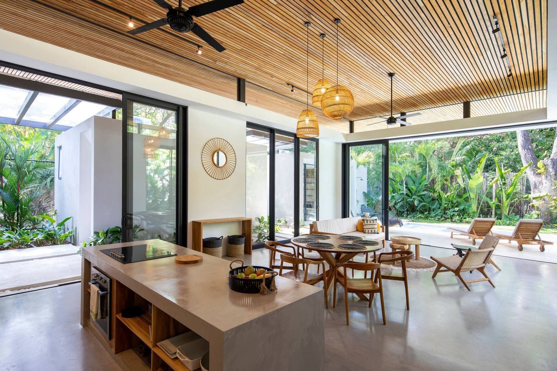 Rời phố về biển, gia chủ mãn nguyện với không gian sống mát mẻ, trong lành