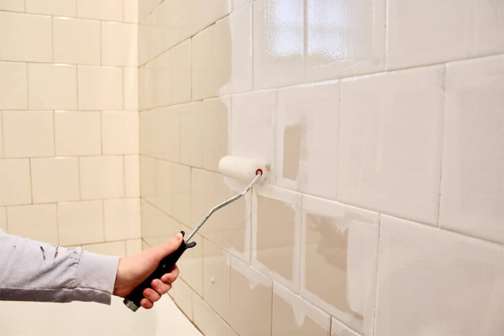 Có nên sơn lên nền gạch men? Ưu nhược điểm khi sơn epoxy trên nền gạch men