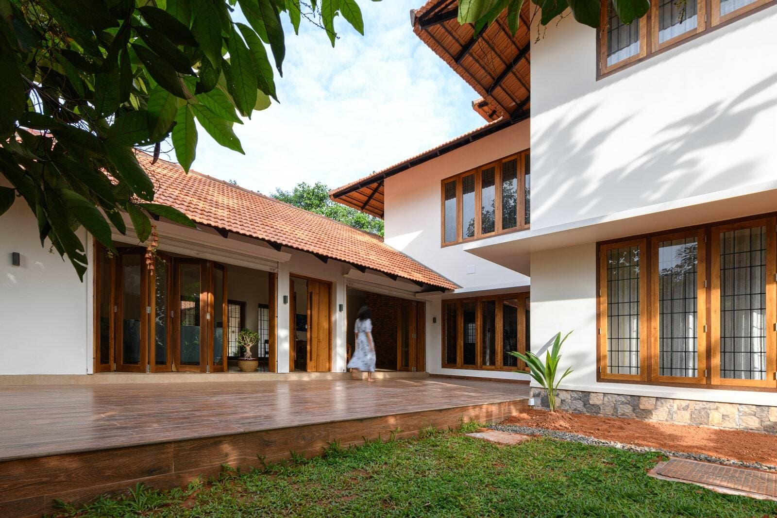 Nhà mái ngói đỏ thiết kế xanh, bền vững, có khả năng làm mát tự nhiên