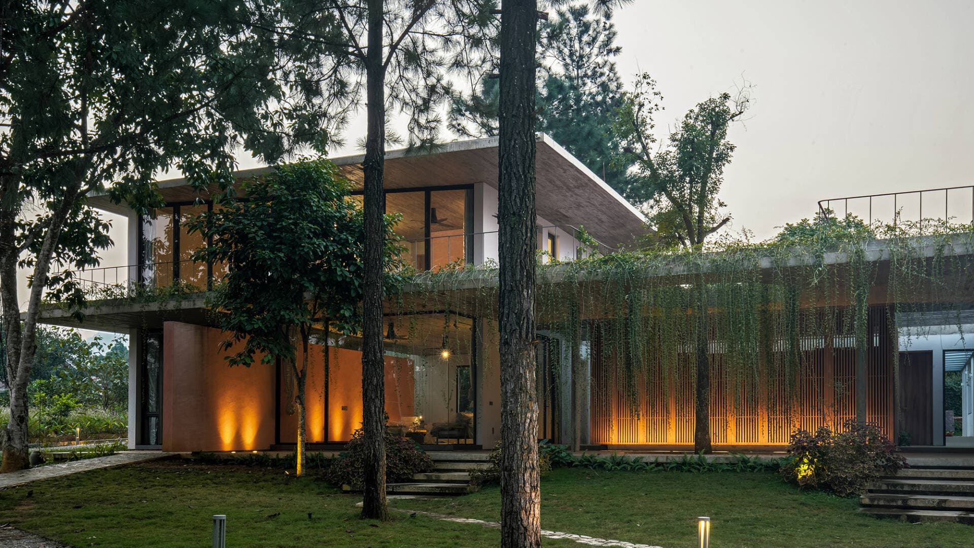 Biệt thự 5000m2 của gia đình 3 thế hệ, có hàng hiên dài 30m xanh mướt là nơi nghỉ ngơi yêu thích của ông bà và các cháu