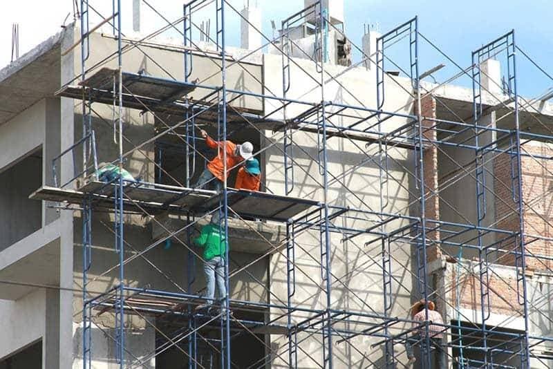 Tư vấn: Nên làm gì khi hàng xóm không cho bắc giàn giáo sang sơn lại nhà?
