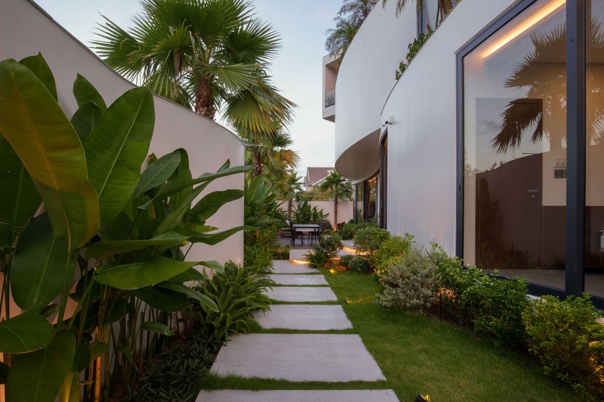 Waves House - Nhà 3 tầng ven biển, thiết kế tiện nghi, an toàn cho gia đình 3 thế hệ 