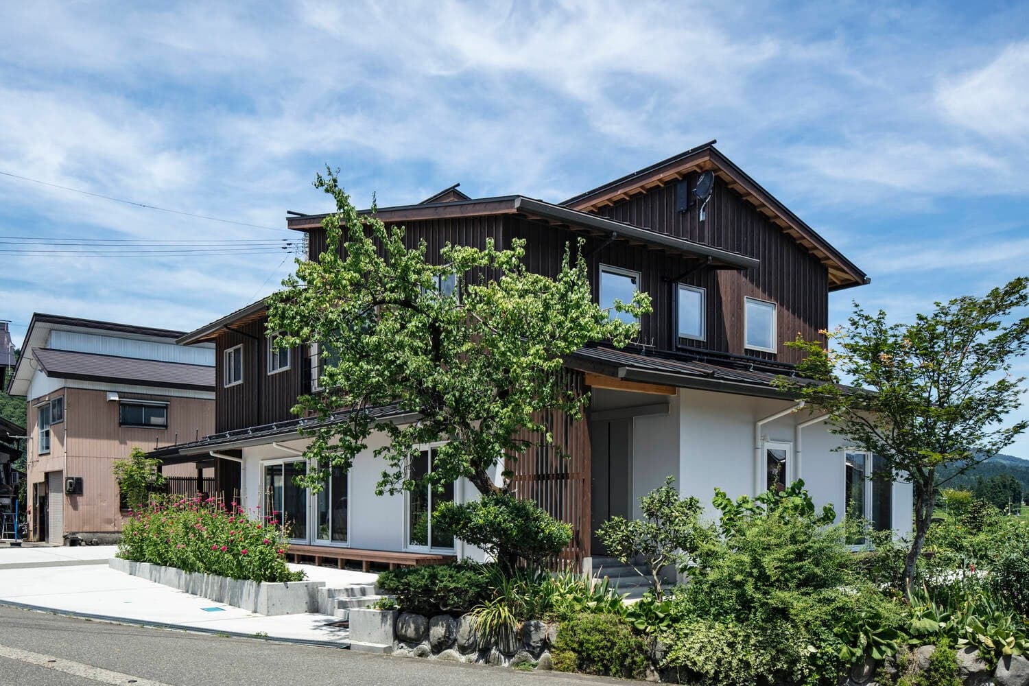 Nhà 2 tầng của gia đình 3 thế hệ, có vườn hoa và hàng hiên dài trước nhà tuyệt đẹp, ai cũng thích