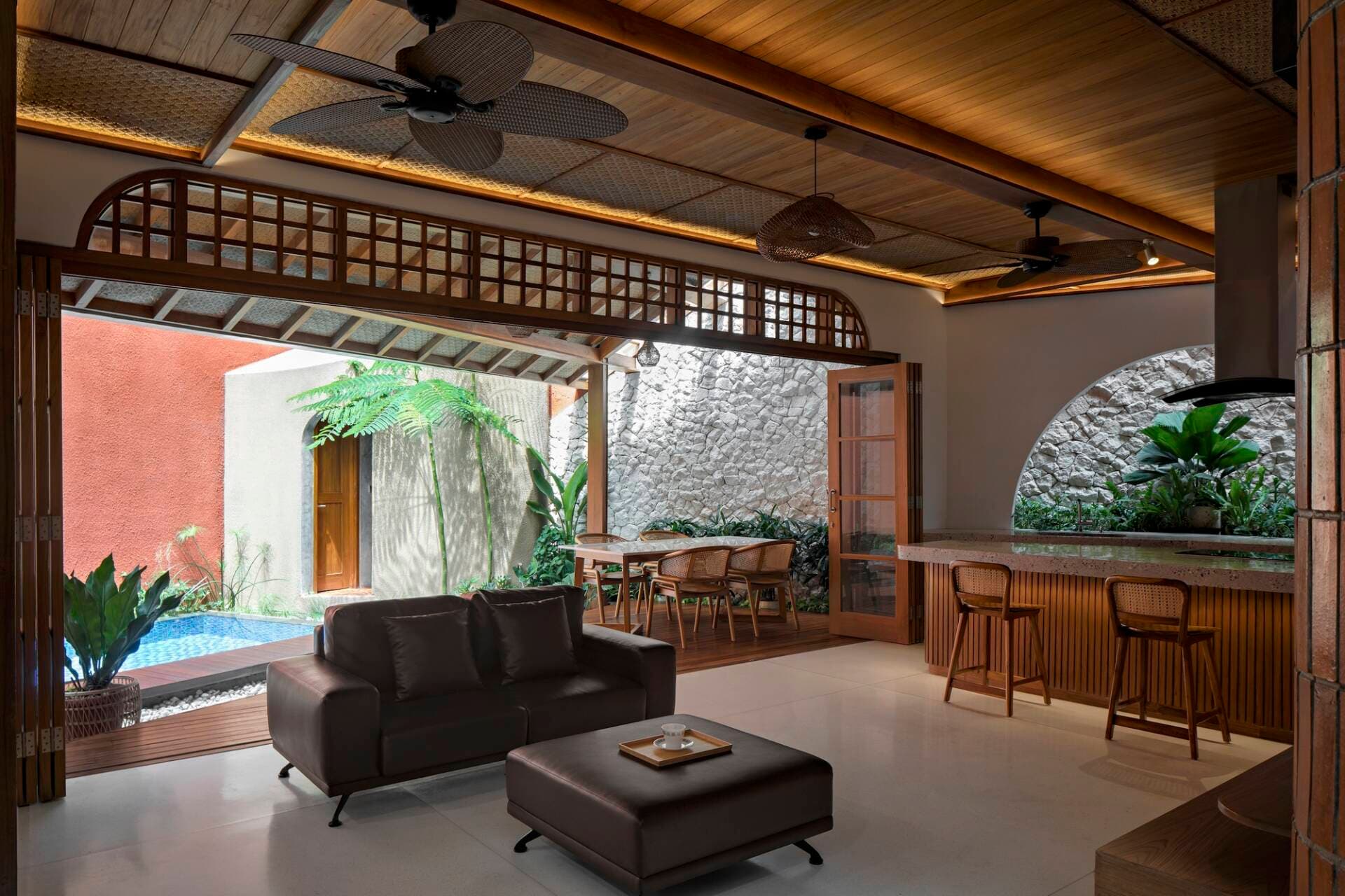 Gia chủ tâm đắc cách thiết kế "lộn xộn" của KTS trong ngôi nhà 2 tầng của mình