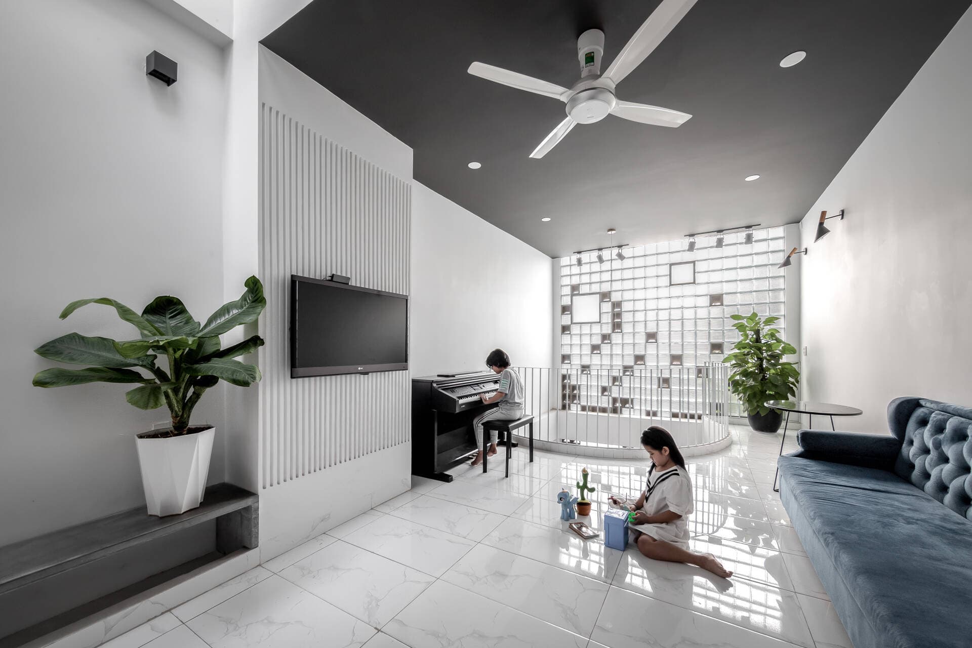 Nhà 4x15m trong hẻm giải quyết vấn đề bí khí nhờ áp dụng nguyên lý về sự chênh lệch áp suất