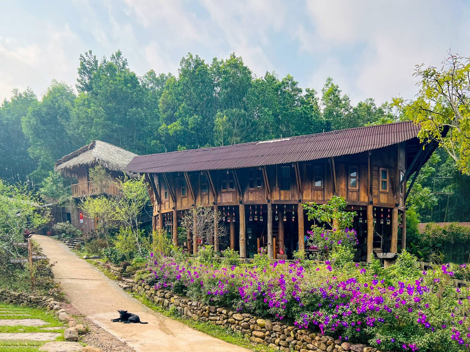 Nhà cộng đồng Kỳ Thượng có kết cấu nhà sàn bản địa, ý tưởng của lớp thanh niên trẻ muốn giúp bà con thoát nghèo 