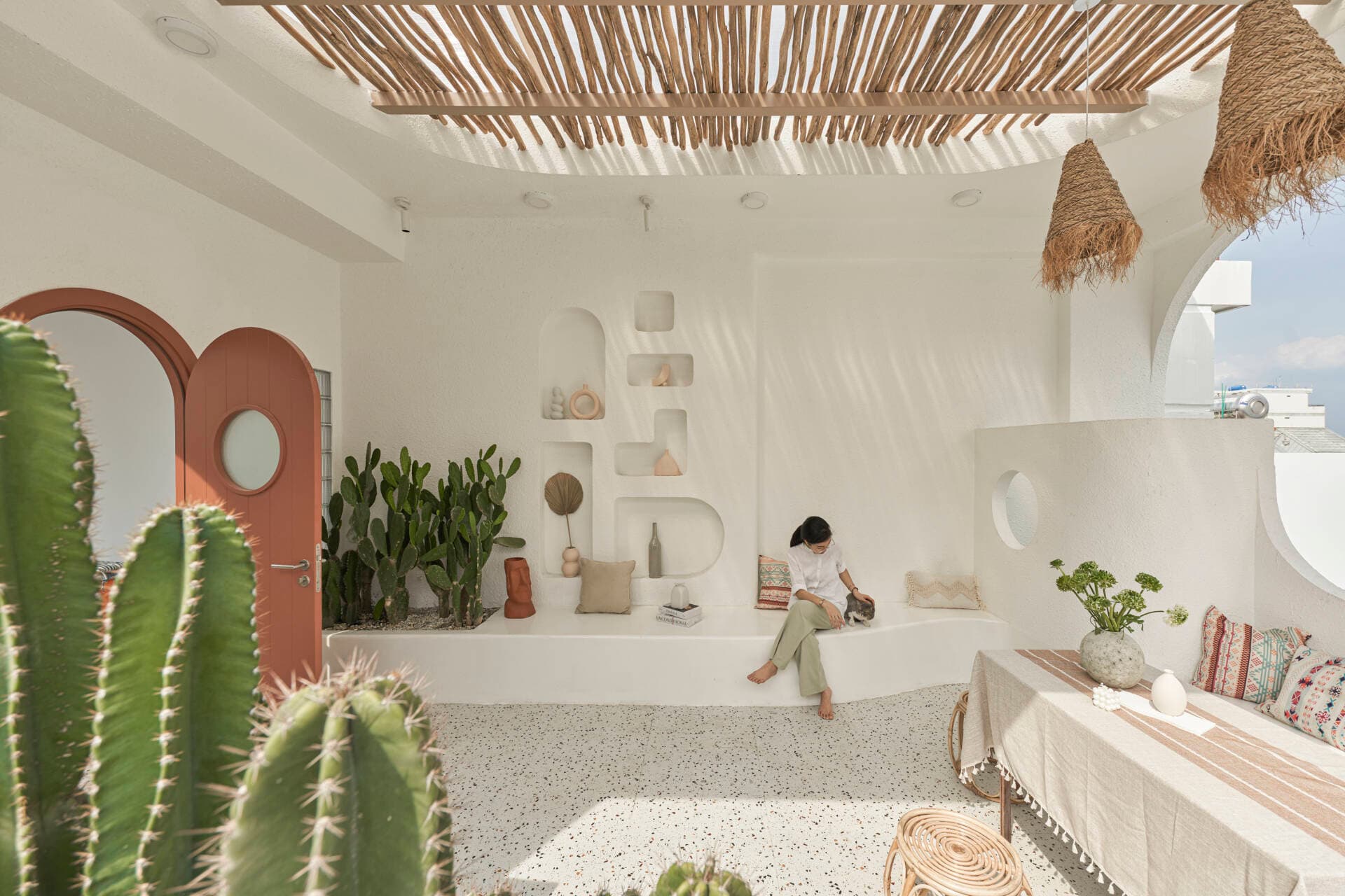 Nhà 60m2 phong cách Địa Trung Hải, vừa để ở vừa làm văn phòng