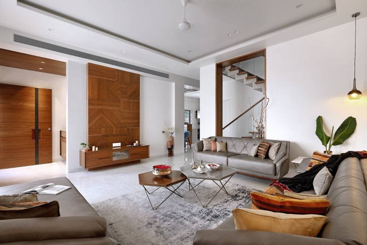 Nhà 3 tầng 4 phòng ngủ, nổi bật với thiết kế nhiều cửa sổ và sân thượng ngoài trời