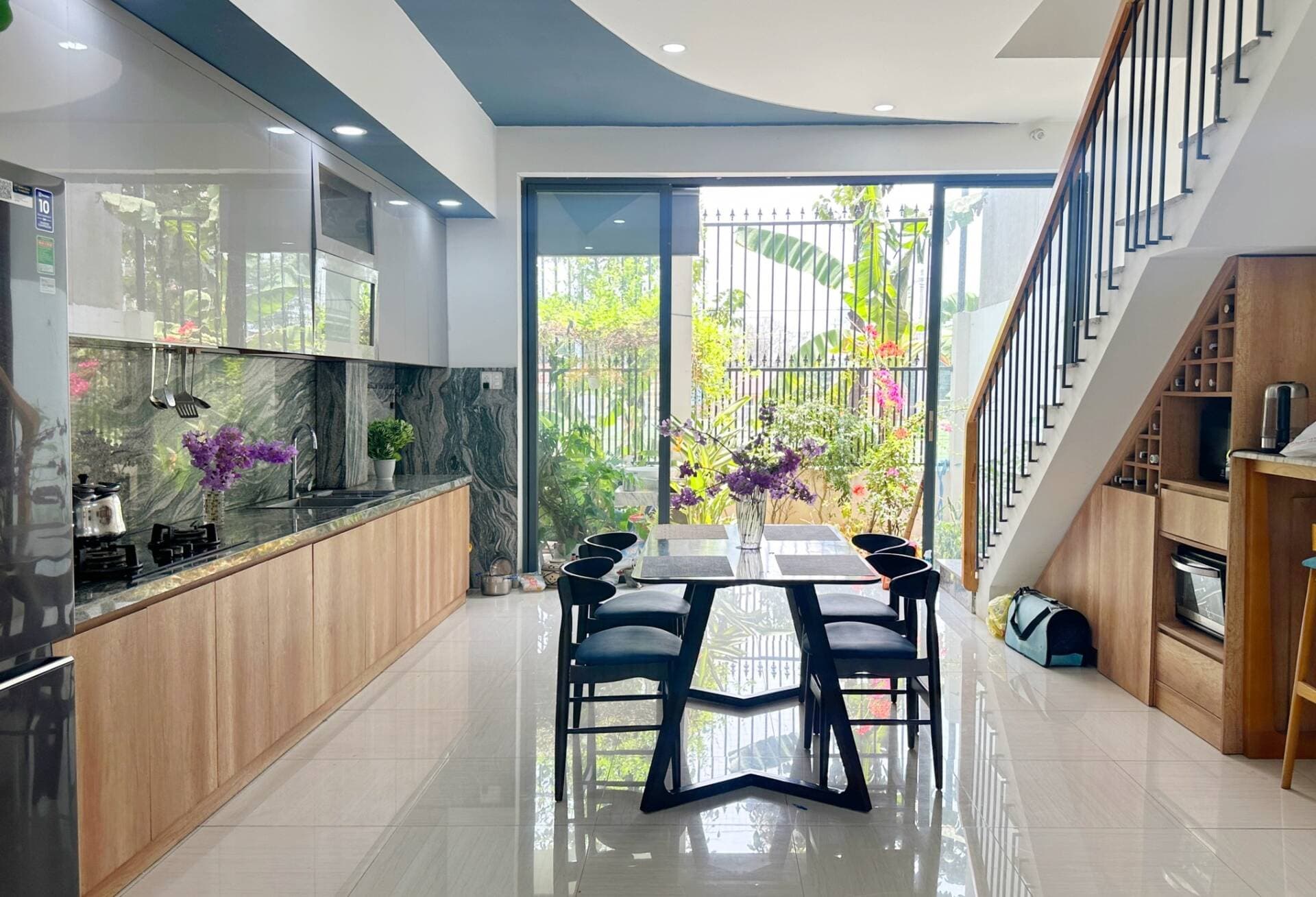 Dành hẳn 1/2 diện tích cho sân vườn, nhà ống T's House xanh mát giữa lòng thành phố