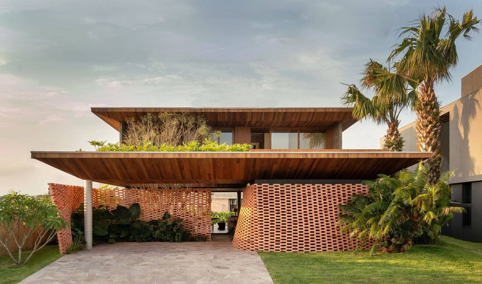 Nhà 2 tầng ven biển Brazil thiết kế mở mọi góc với thiên nhiên