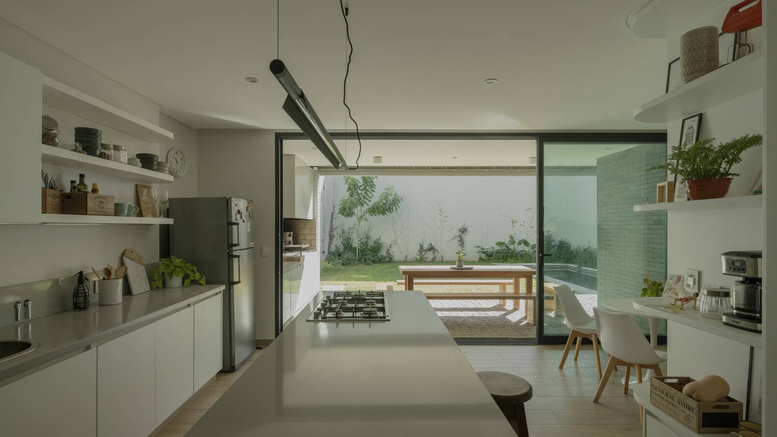 Nhà ống Hidden House với mặt tiền chỉ 3.4m của gia chủ không thích sự ồn ào phố thị