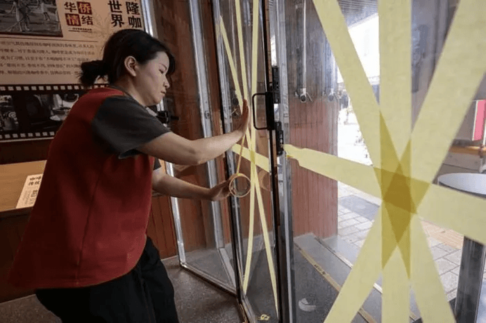 Cách gia cố cửa sổ chống bão Yagi cực nhanh và dễ làm