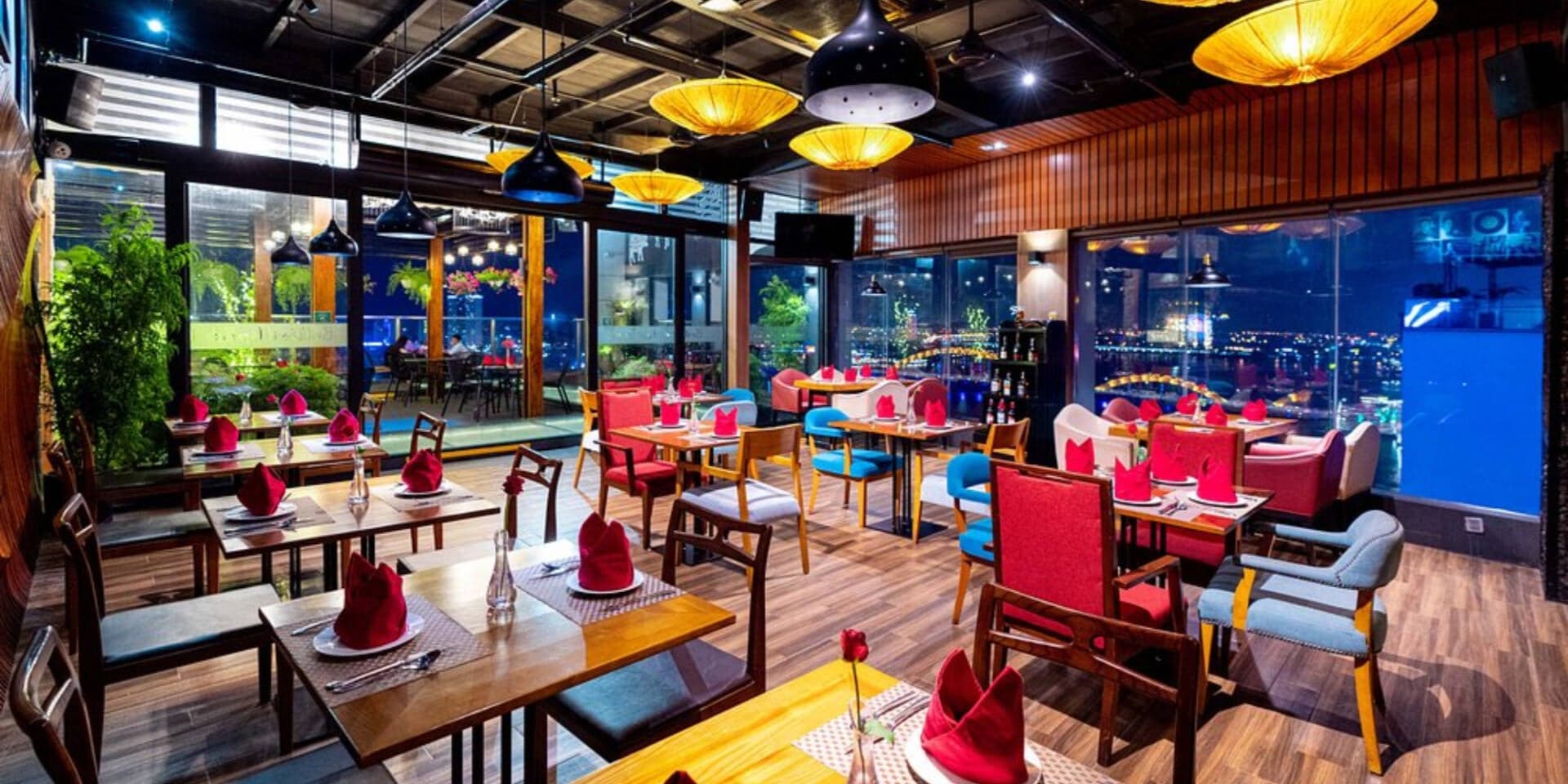10 quán rooftop bar lộng gió tại Đà Nẵng ngắm hoàng hôn cực chill