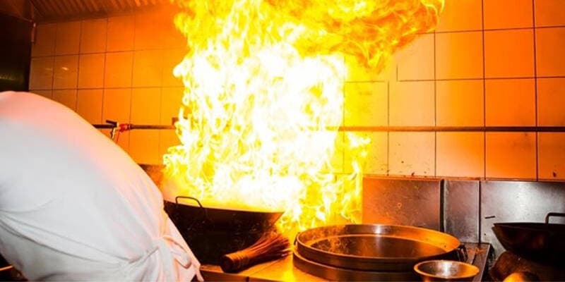 4 sai lầm khi nấu ăn có thể gây cháy nổ, bỏng nặng nếu không cẩn thận