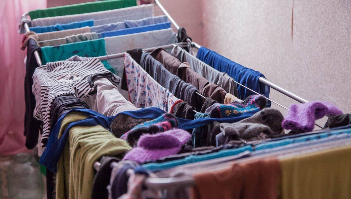 Vì sao chuyên gia cảnh báo không nên phơi quần áo trong nhà? Câu trả lời khiến nhiều người ngỡ ngàng