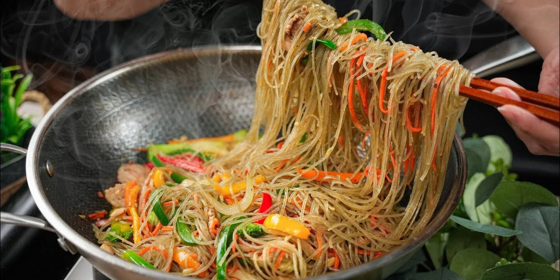 Bí quyết xào miến ngon đúng chuẩn: Không dính chảo, không nát, ai cũng mê!