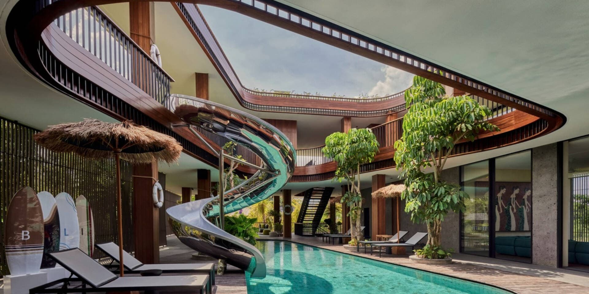 Biệt thự “ghi điểm” với giếng trời hình xoáy và đường trượt nước độc đáo