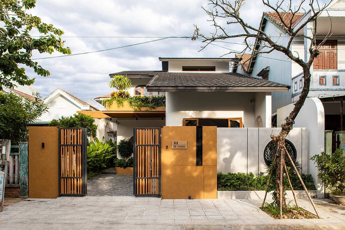 Nhà 2 tầng 170m² tại Đà Nẵng gây ấn tượng với cầu thang xoắn, mặt tiền đất nung và không gian ngập tràn ánh sáng