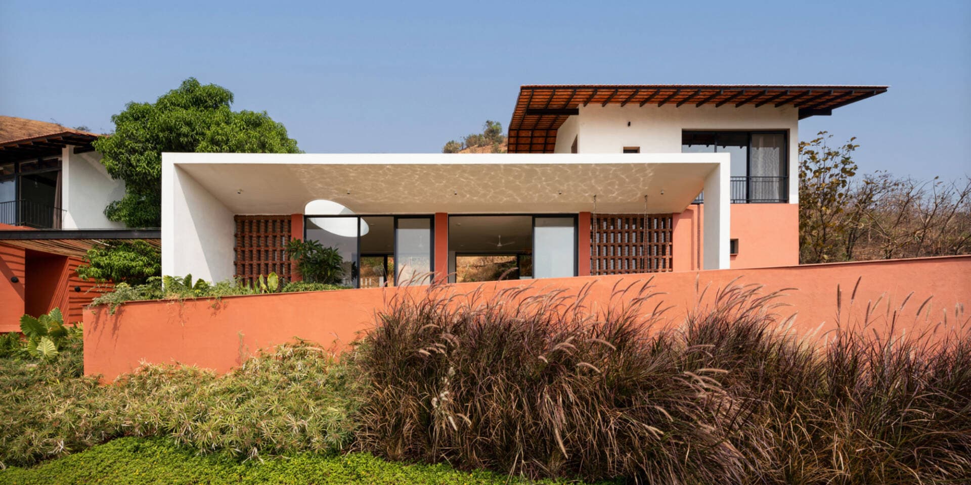 Ở cùng rừng, sống cùng gió: Biệt thự Villa Prakriti “viết lại” định nghĩa về không gian sống