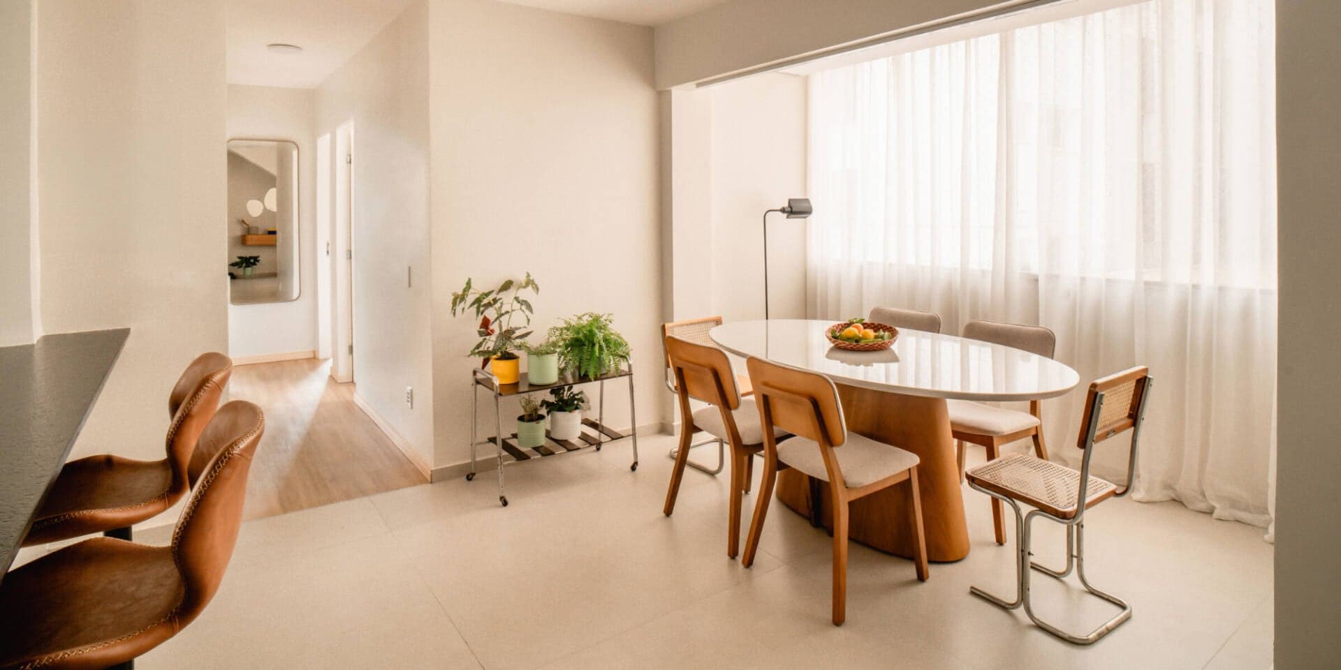 Biến căn hộ 150m2 thành không gian sum họp ấm cúng nhờ phá bỏ tường ngăn và tích hợp ánh sáng