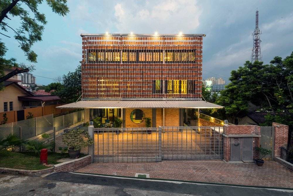 Với Clay Roof House, ngói không chỉ để lợp mái mà còn là tấm rèm thông gió khổng lồ