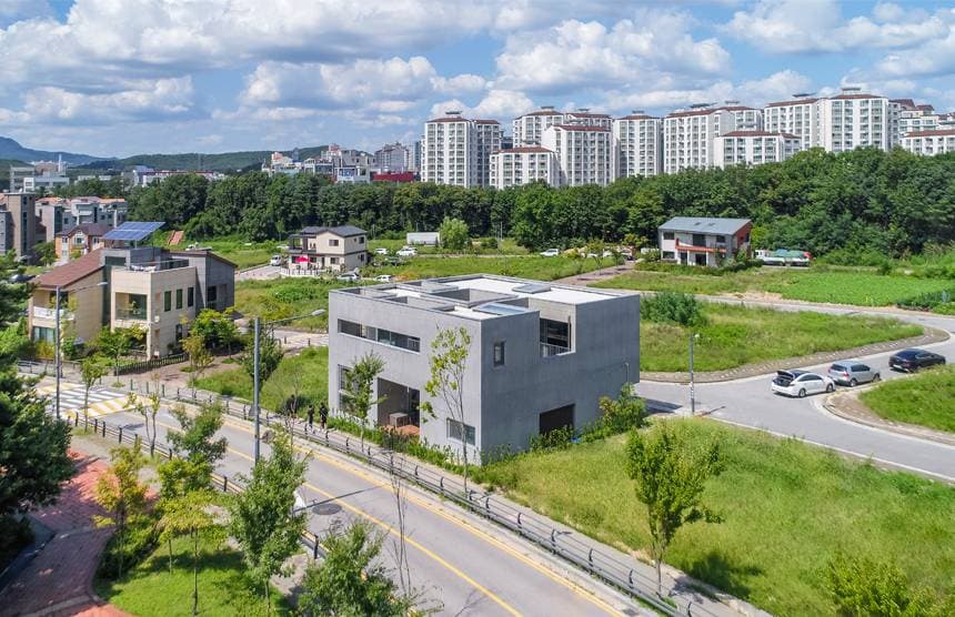 Có điều gì đặc biệt trong ngôi nhà mang bố cục như một khối lập phương góc cạnh mang tên Space House?