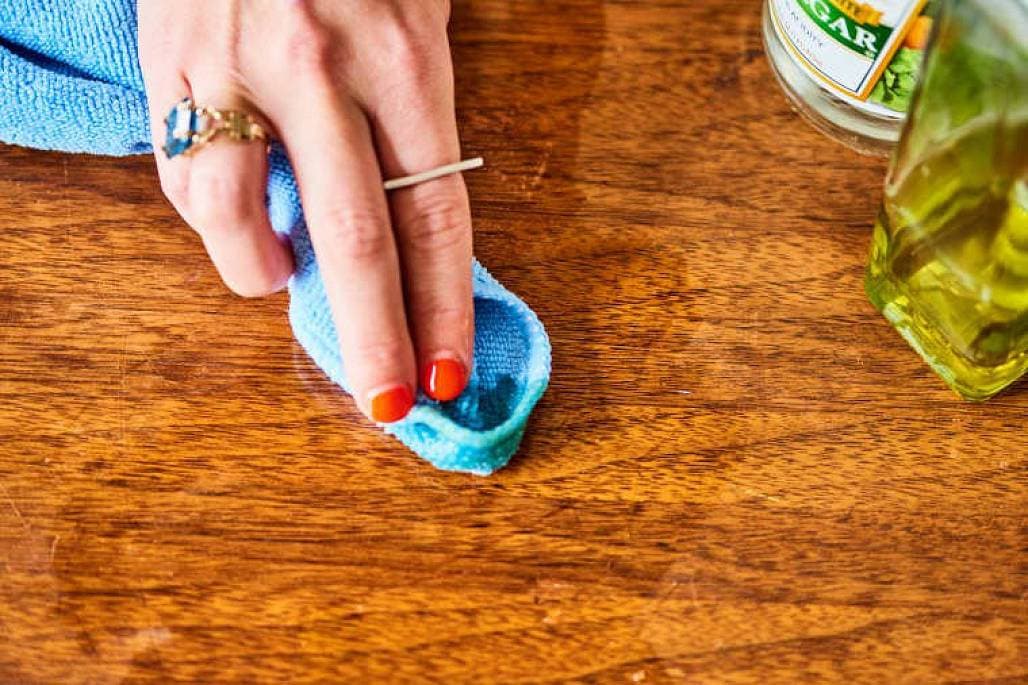 5 mẹo khắc phục những vết bẩn bám trên bàn gỗ đơn giản và hiệu quả