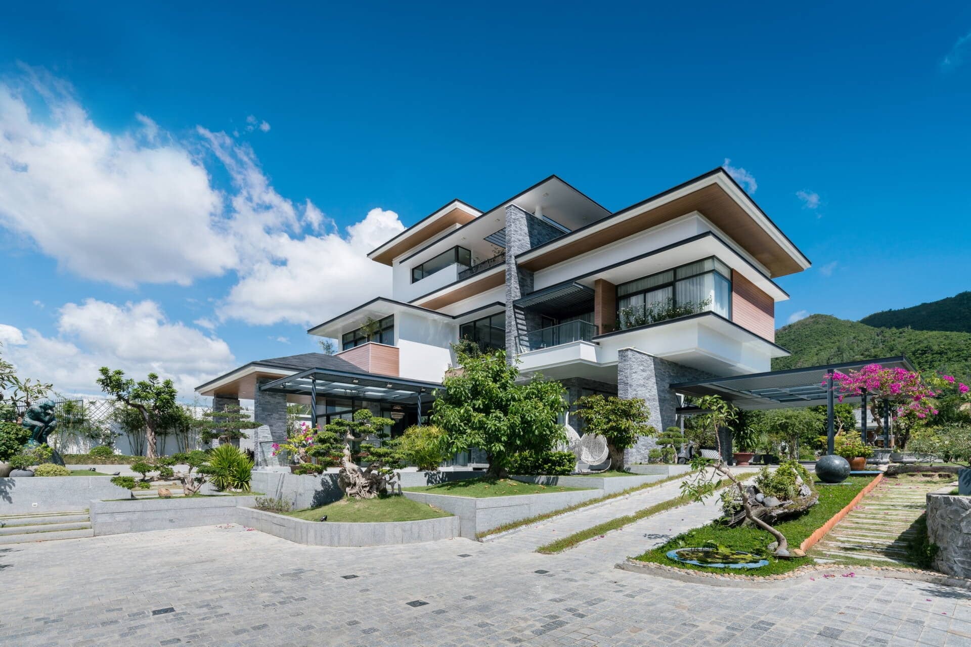 Căn biệt thự hiện đại tại Nha Trang với khoảng sân hiên xanh mướt và hồ cá Koi ngoài trời đáng ngưỡng mộ