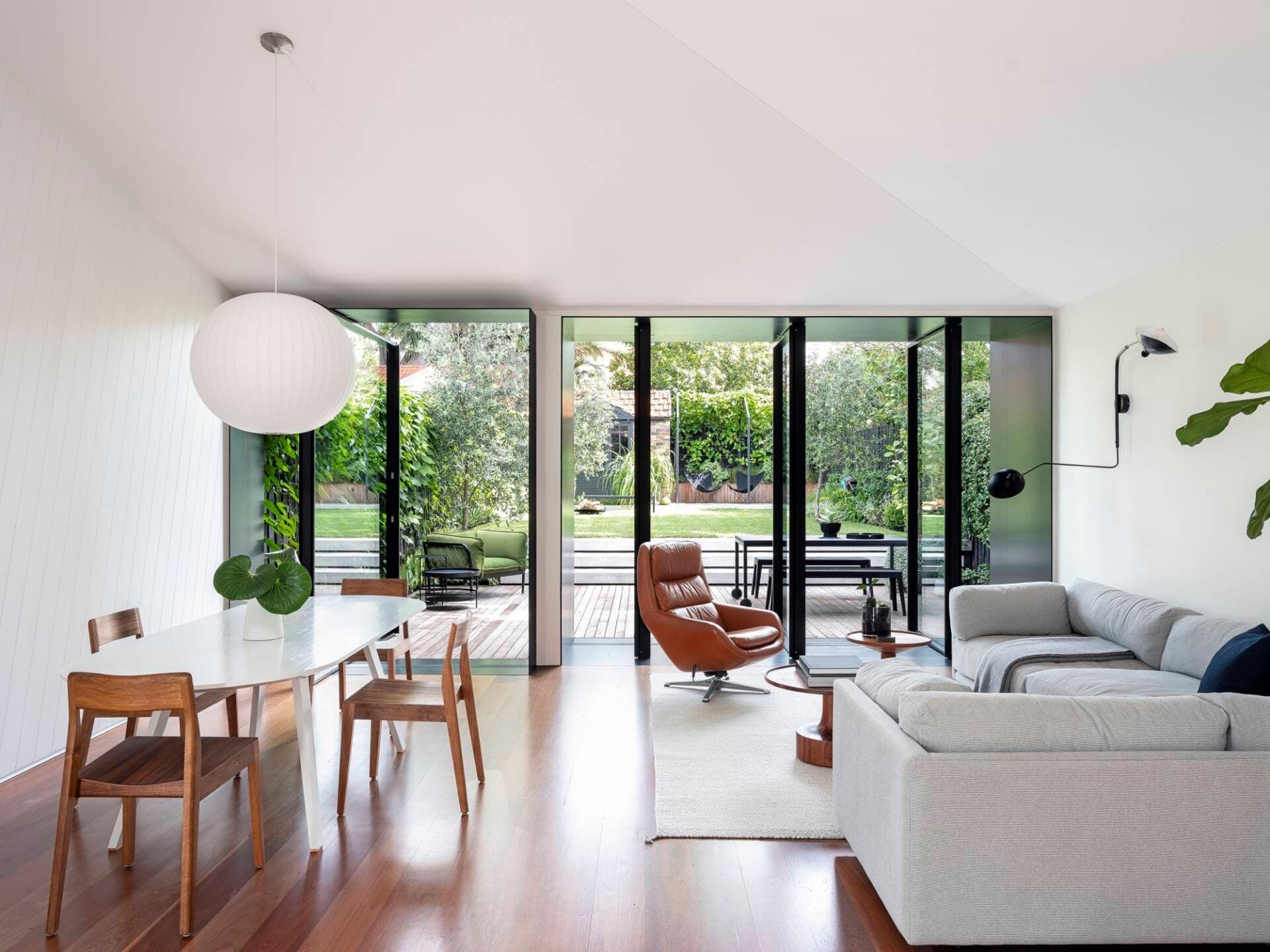 Chỉ cải tạo lại mặt sau và thay đổi vài chi tiết, Framed House cũng khiến gia chủ vô cùng hài lòng, ưng ý