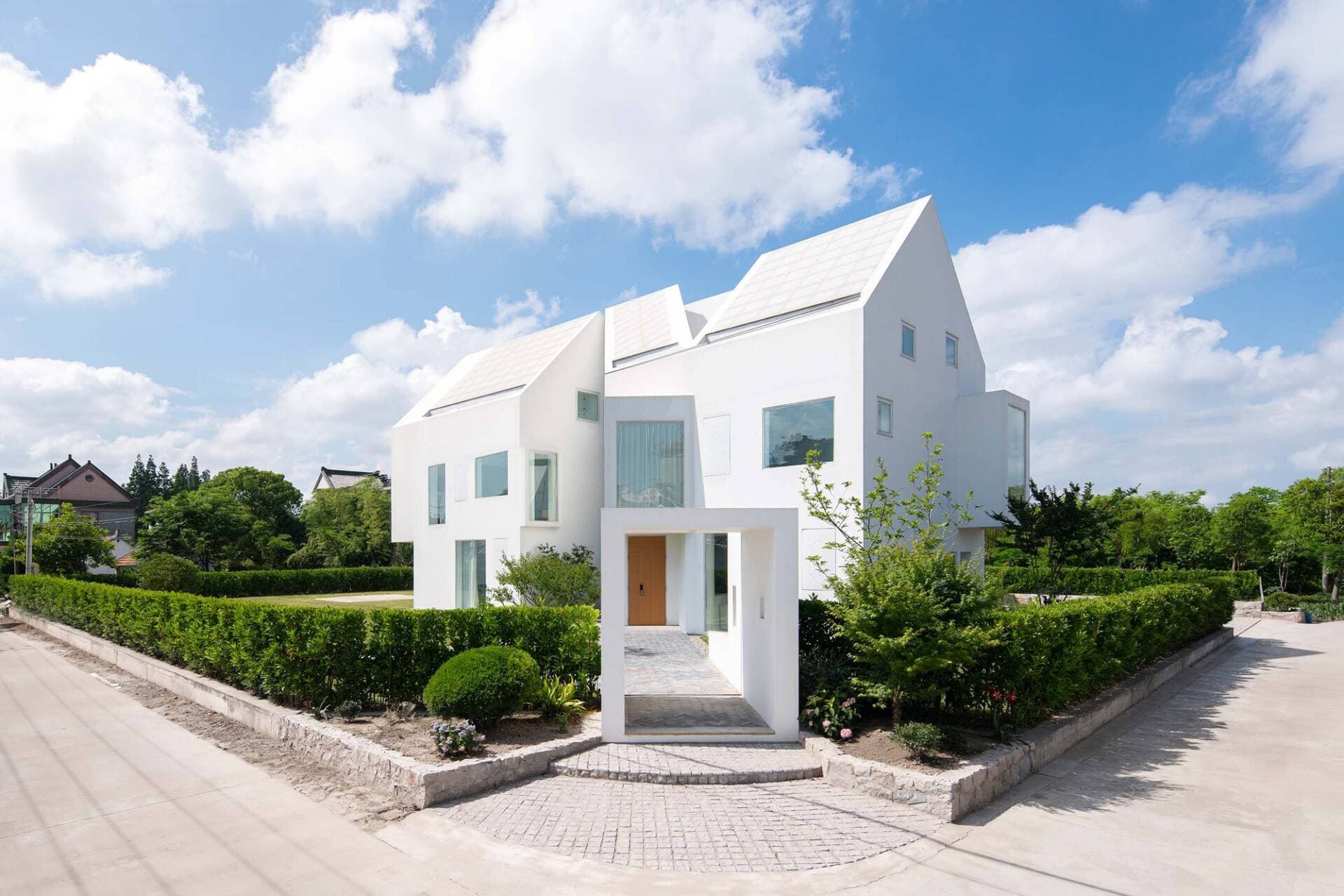 L House - Ngôi nhà trắng tinh khôi, là nơi chủ nhân tìm về sau những ồn ã, huyên náo của thành phố hoa lệ