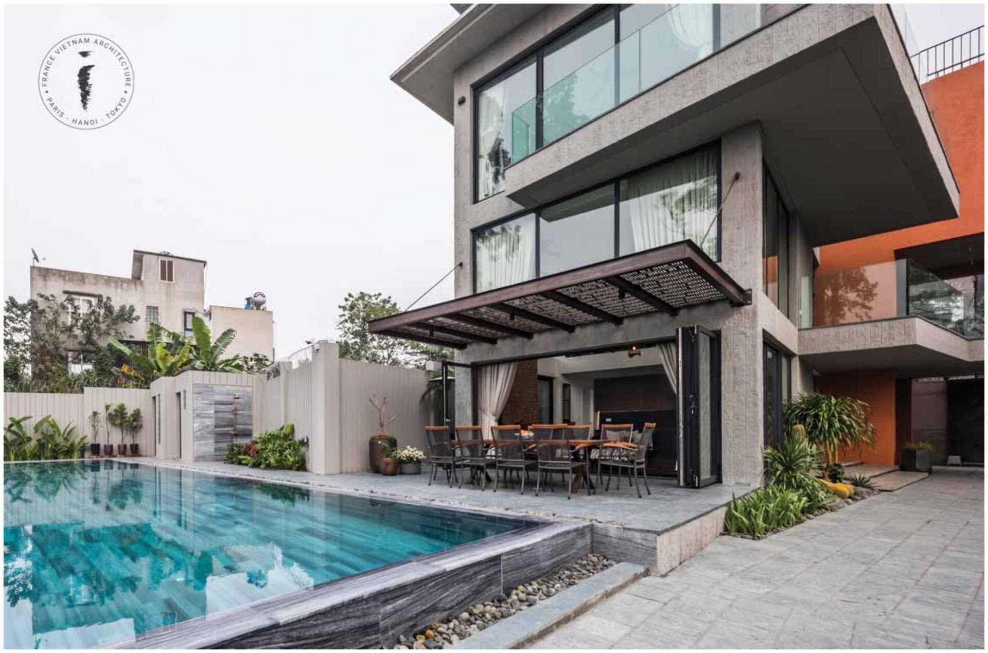 Căn nhà ngoại ô Hà Nội lấy cảm hứng từ tường đất, nhưng sang trọng và tiện nghi như biệt thự nghỉ dưỡng