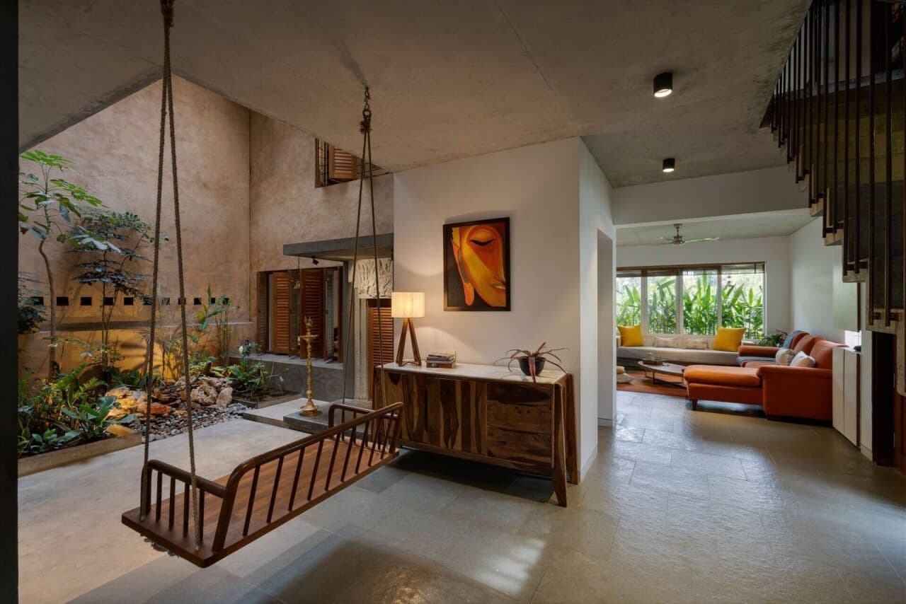 Ngôi nhà 325m2 với nội thất làm từ bê tông và gạch nung, thiết kế bếp mở thông với sân trong xanh mát