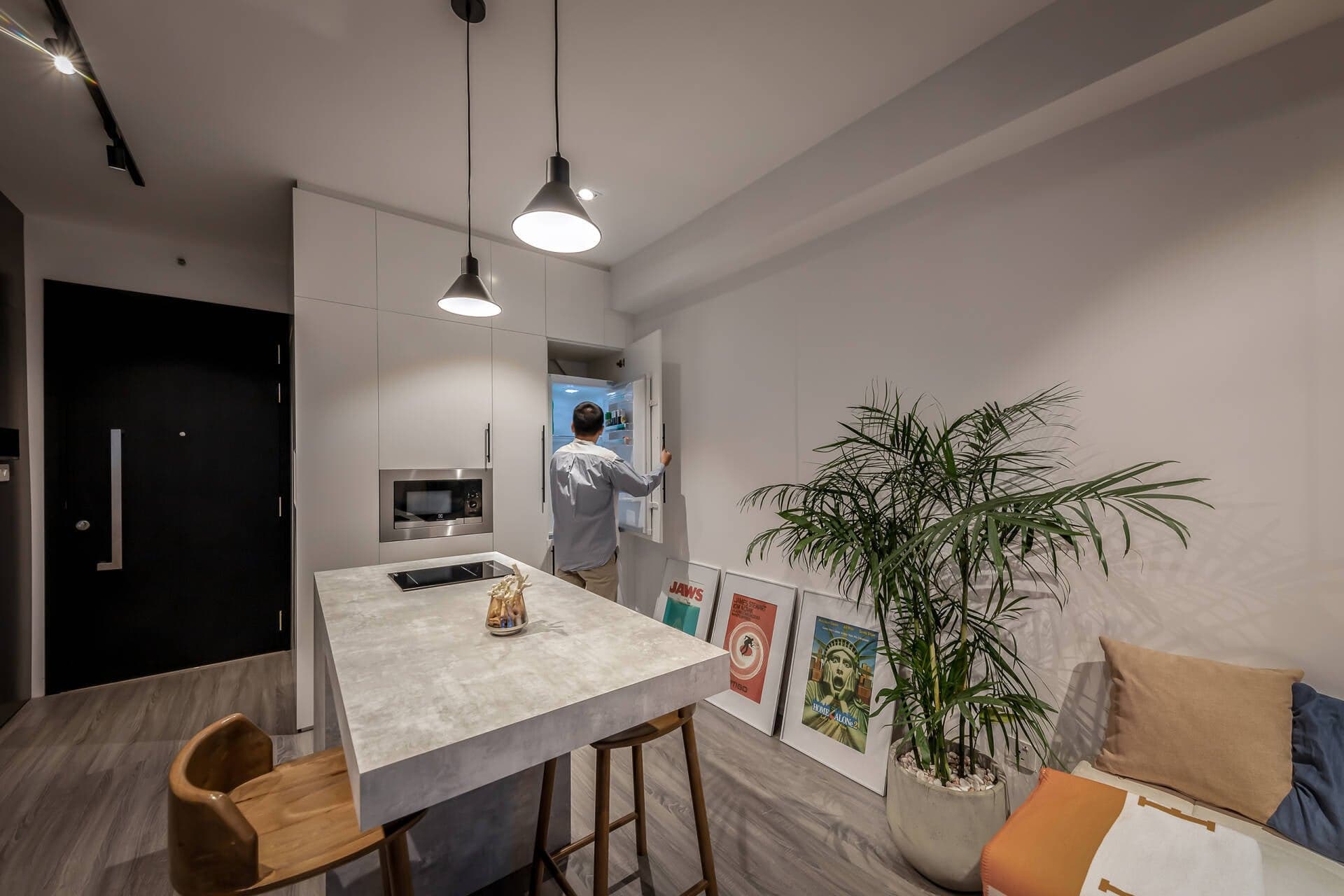 Căn hộ 45m2 tối giản nhưng đầy chất nghệ thuật của nhà thiết kế nam độc thân