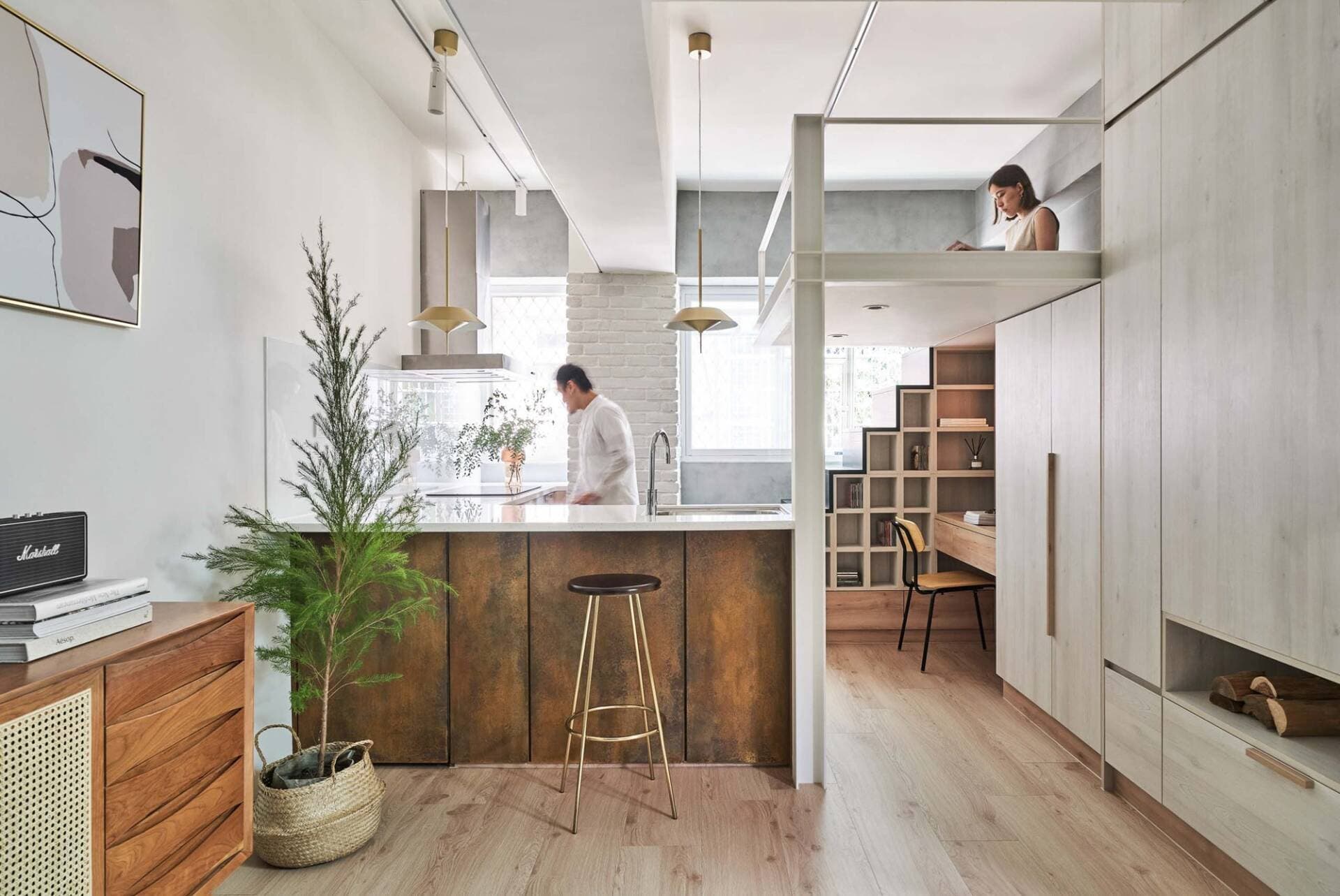 Căn hộ chỉ rộng 23m2 đầy đủ tiện nghi với kệ trưng bày lớn, góc thư giãn và phòng ngủ gác lửng ấm cúng
