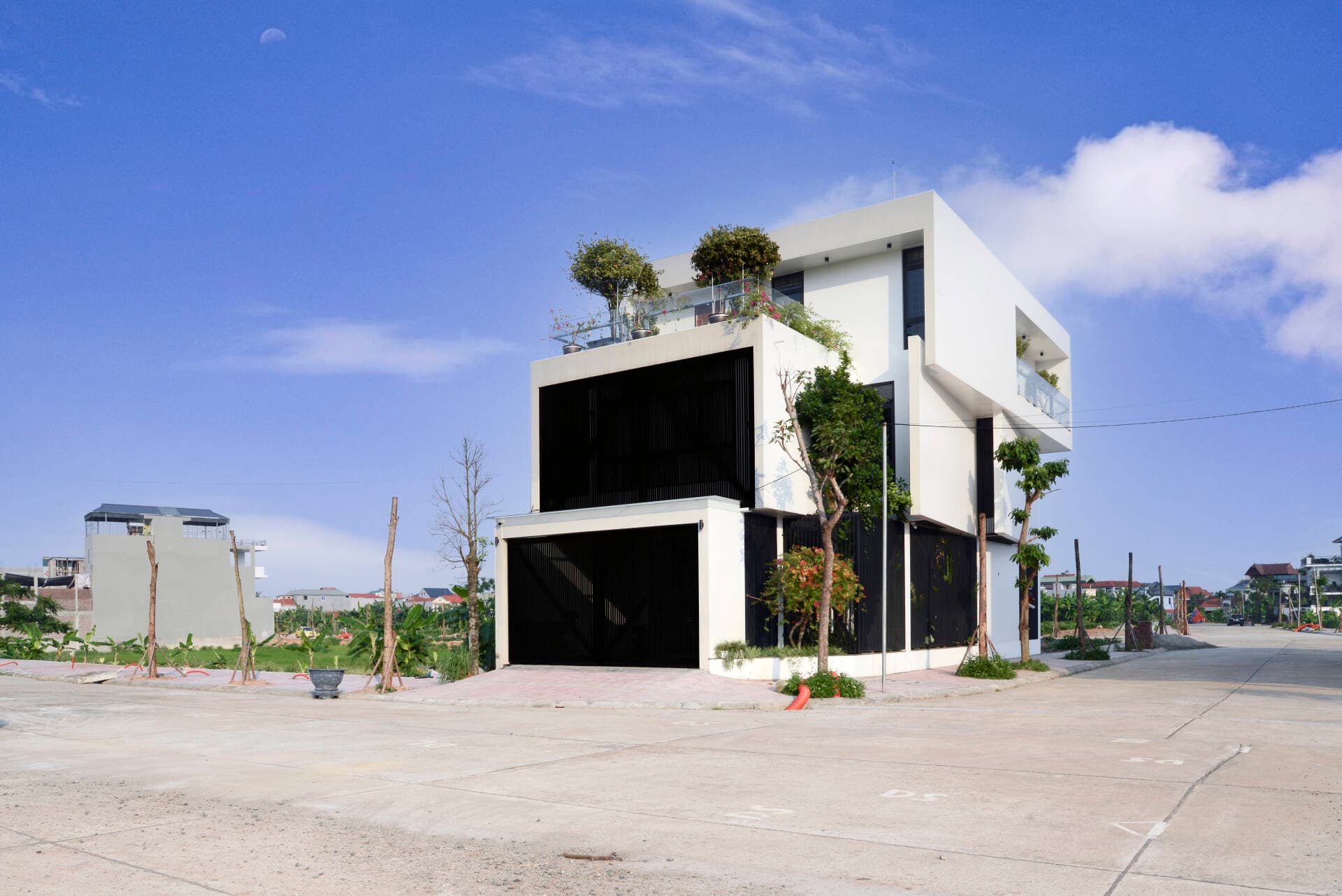 Nhà lô góc hướng chính Tây tại Vĩnh Phúc, thiết kế tường chéo và các khoảng lùi để giảm tối đa bức xạ nhiệt