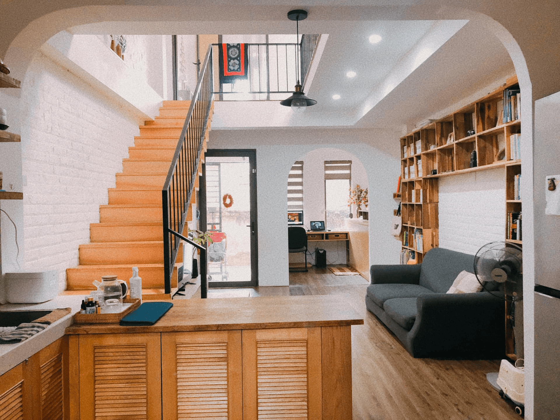 Nhà 47m2 là thành quả tự mày mò thiết kế của vợ chồng trẻ Hà Nội, xây dựng đã 7 năm nhưng vẫn hợp thời