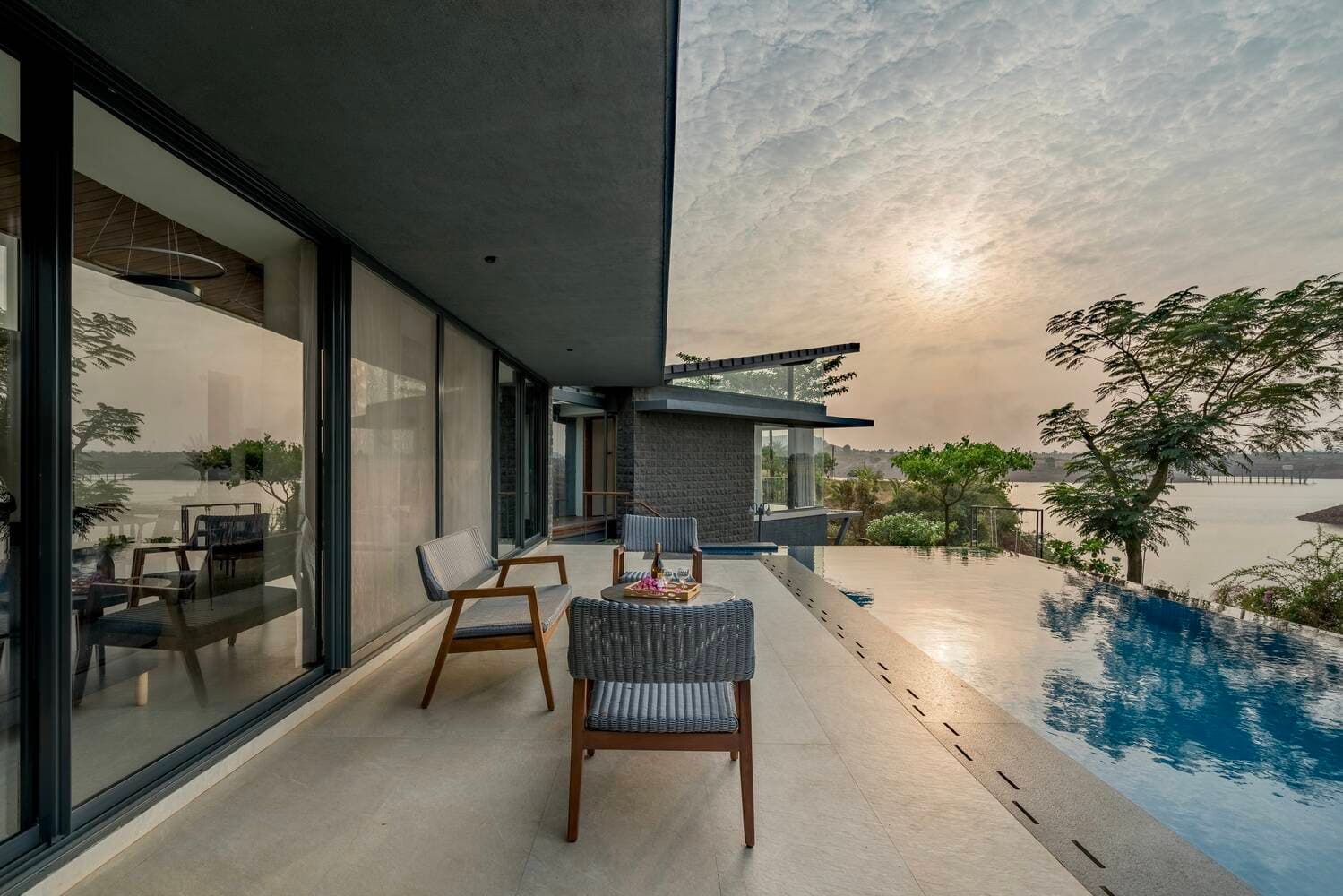 Căn biệt thự đơn lập nằm trên đồi có bể bơi vô cực và tầm nhìn ra dãy núi tuyệt đẹp