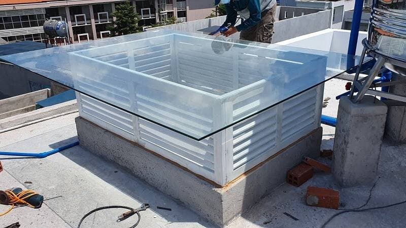 Tại sao giếng trời có mái che nhưng nước mưa vẫn chảy vào nhà? Cách khắc phục