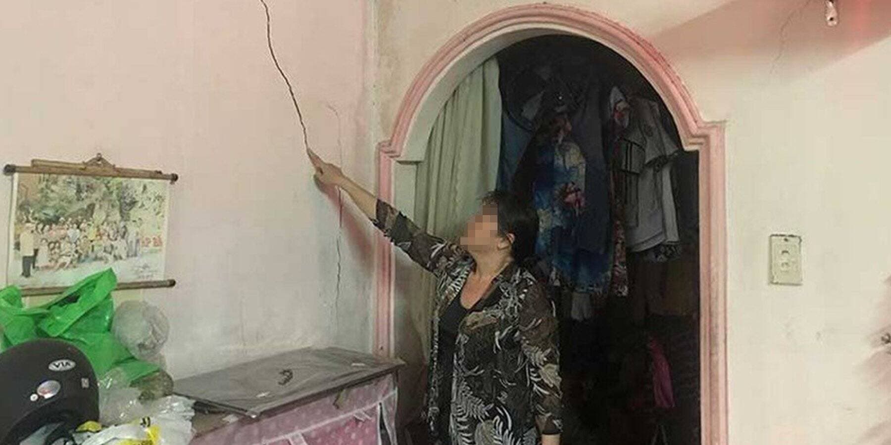 Tôi sống thấp thỏm suốt 5 năm vì nhà hàng xóm cứ hở ra là khoan đục