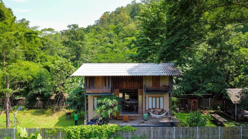 “Phải lòng” thiên nhiên hoang sơ, gia chủ quyết định xây nhà gỗ và xi măng giữa núi non đại ngàn