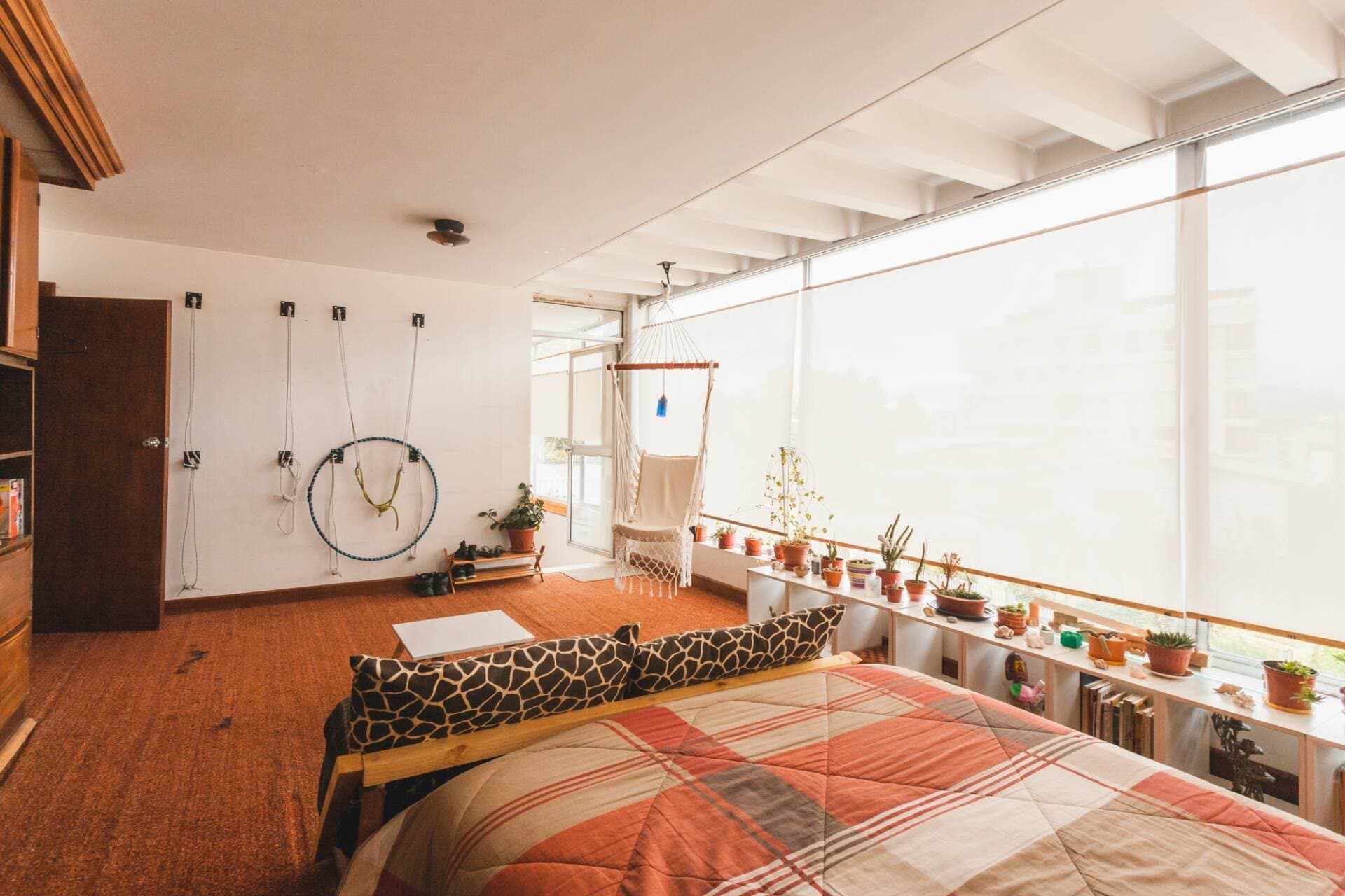 Không có tiền, nhà 54m2 vẫn đẹp nhờ biết tận dụng đồ tái chế