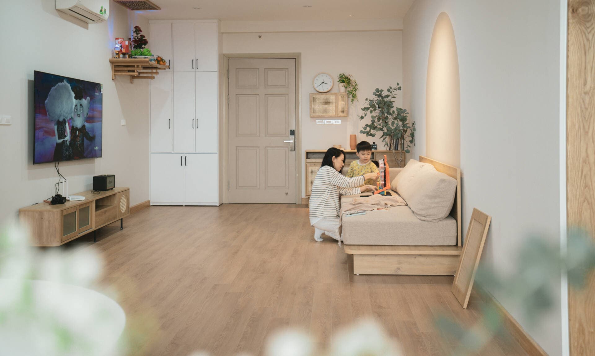 Căn hộ 75m2 không sử dụng bàn trà phòng khách để có thêm không gian chơi cho con