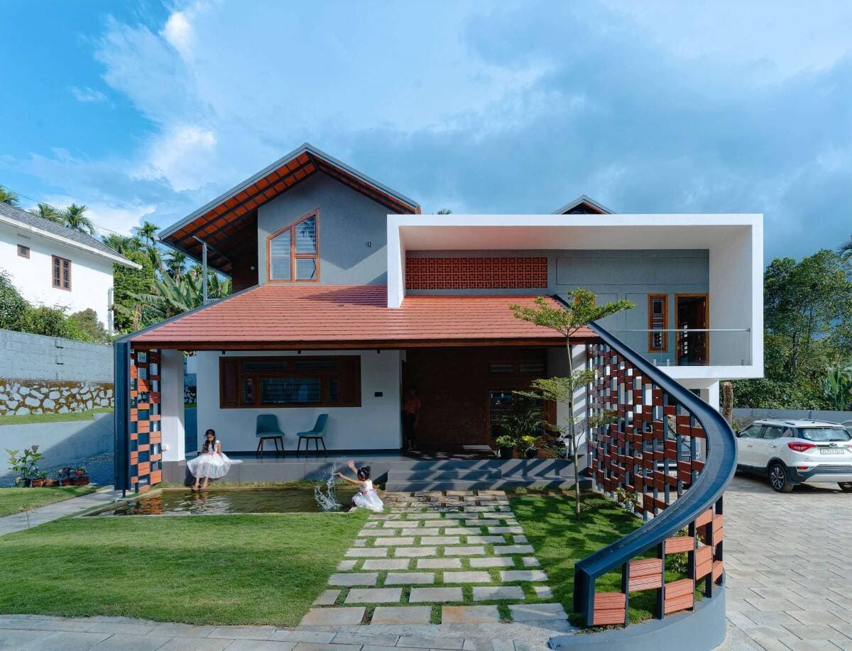 Nhà lệch tầng làm tường gạch cong độc đáo