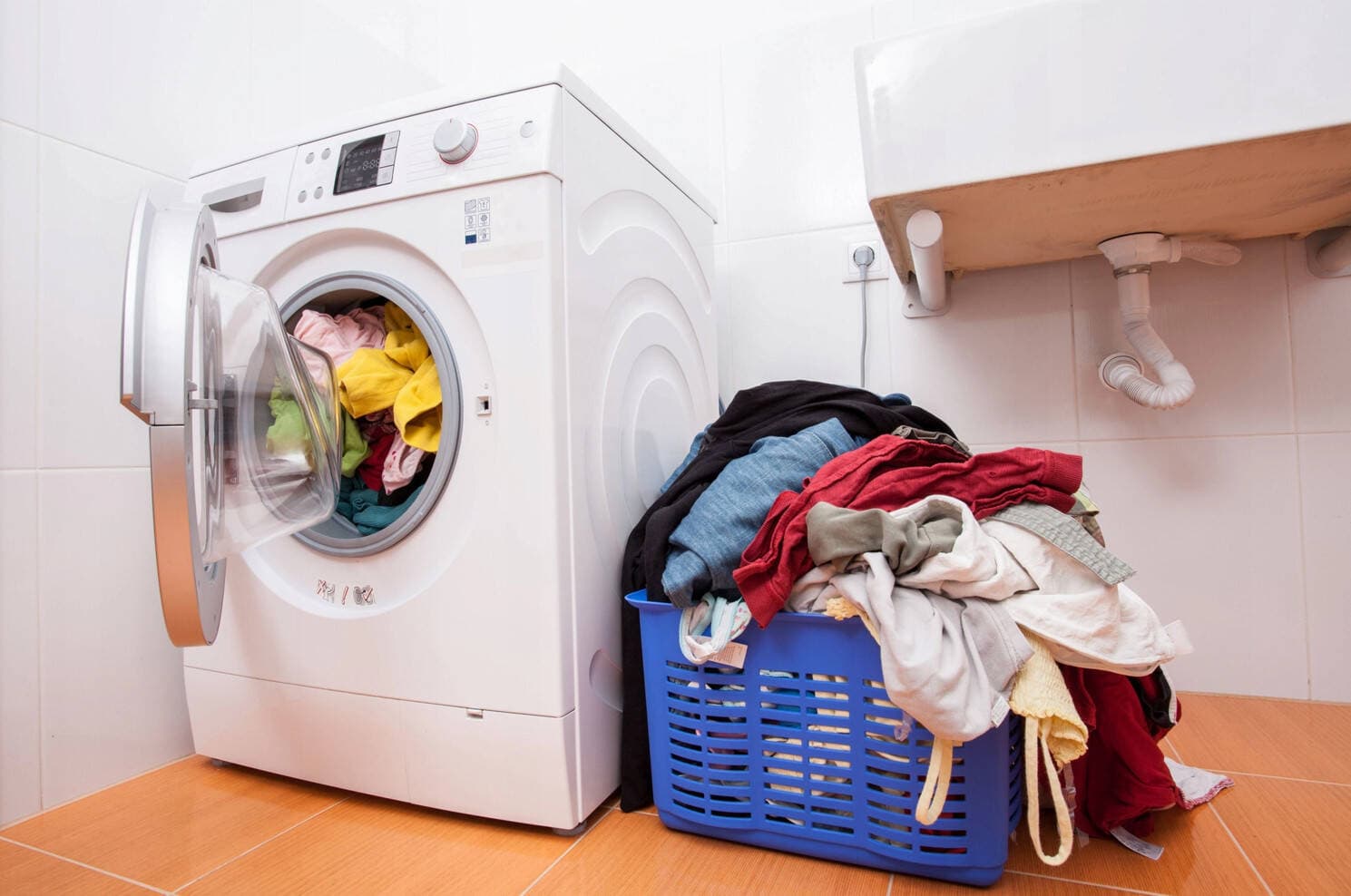 Có nên rút dây cắm máy giặt sau khi dùng không?