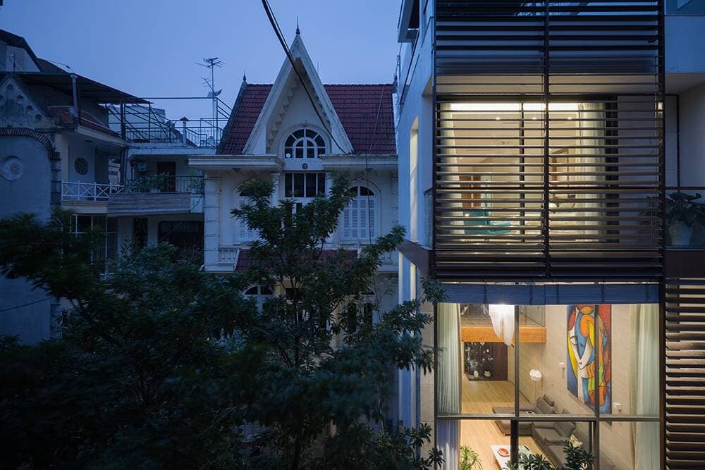 Nhà 84m2 ở Hoàn Kiếm có cách tránh nắng hướng Tây hiệu quả nhờ cây xanh và lam chắn