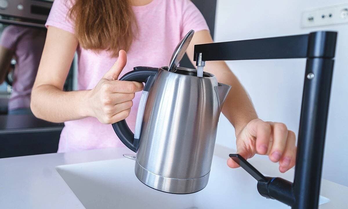 Cách làm sạch cặn canxi trong đáy ấm siêu tốc đơn giản, nhanh gọn