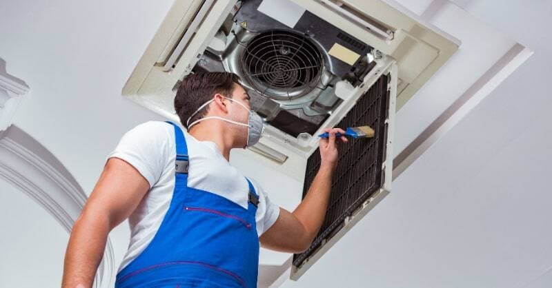 Quy trình vệ sinh máy lạnh âm trần đúng cách tại nhà