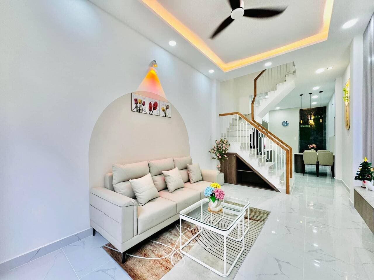 Nhà phố 1 trệt 2 lầu tông màu kem tràn ngập ánh sáng, chi phí 185 triệu đồng