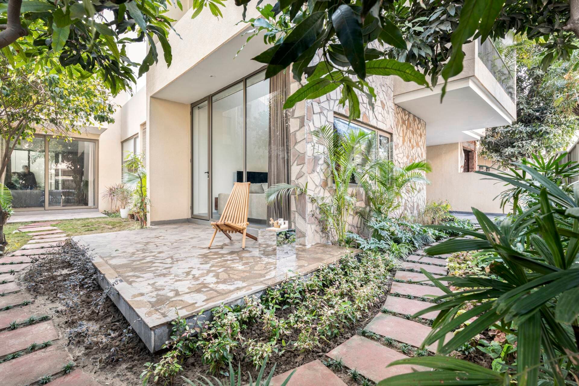 Nhà mái vòm rộng hơn 500m2, vườn cây bao quanh của đôi vợ chồng về hưu